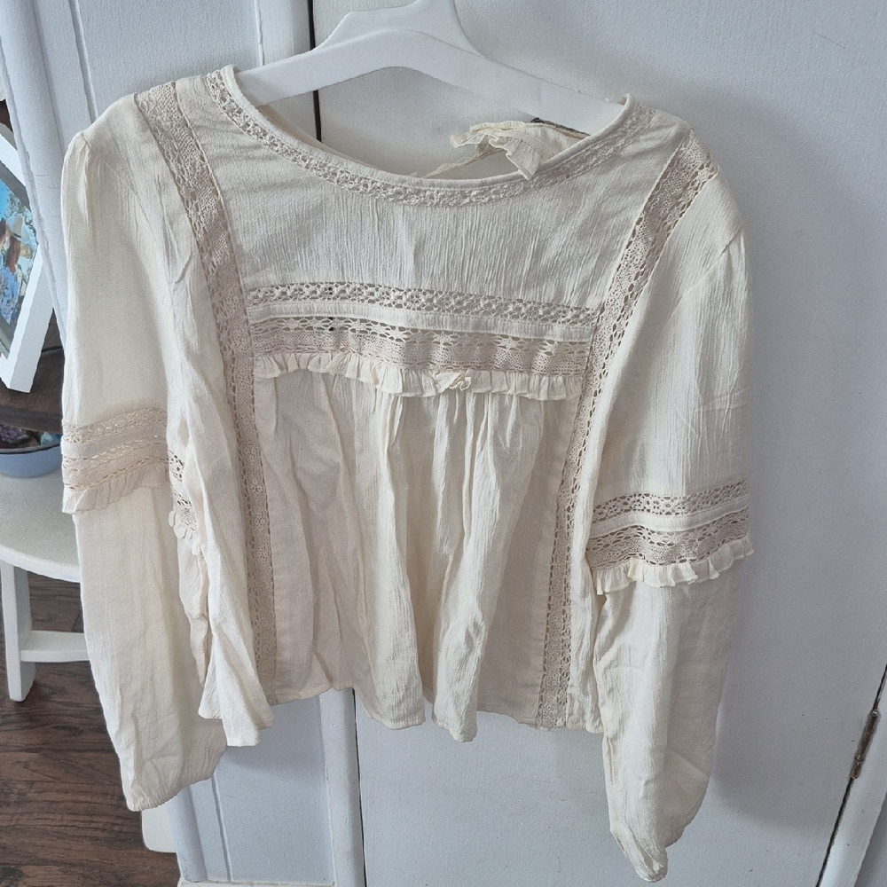 American Eagle Outfitters Cream Lace Blouse. Size L